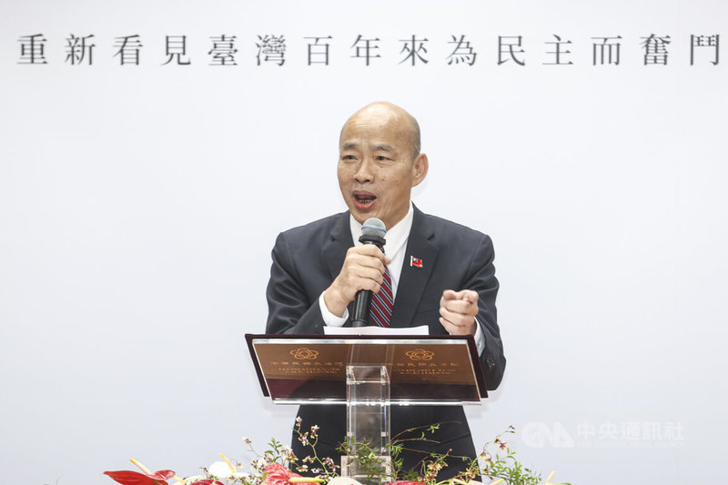 前立法院長游錫堃16日在立法院舉行「台灣民主路－書法集」新書發表會，立法院長韓國瑜（圖）致詞時感謝仰山文教基金會長年為台灣民主與文化付出的貢獻。中央社記者鄭清元攝　114年12月16日