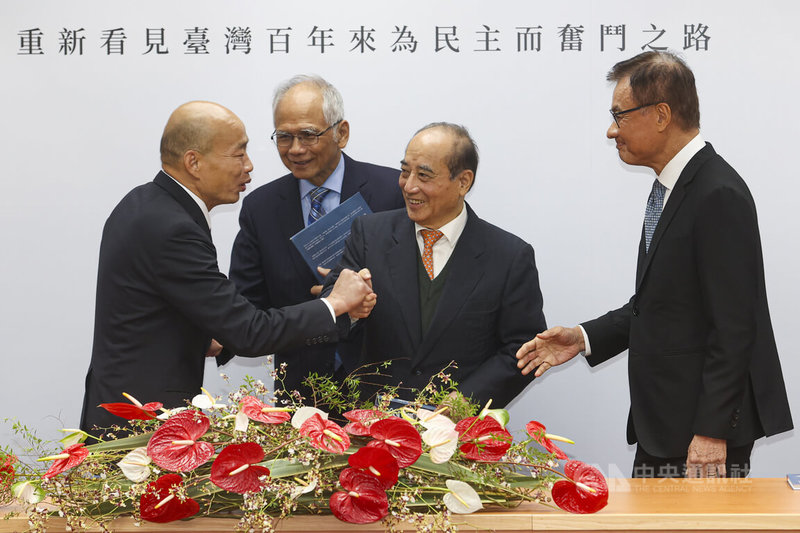 前立法院長游錫堃（左2）編著「台灣民主路－書法集」，16日在立法院舉行新書發表會，立法院長韓國瑜（左1）與前立法院長王金平（右2）、蘇嘉全（右1）等人到場支持，在台前握手寒暄。中央社記者鄭清元攝　114年12月16日