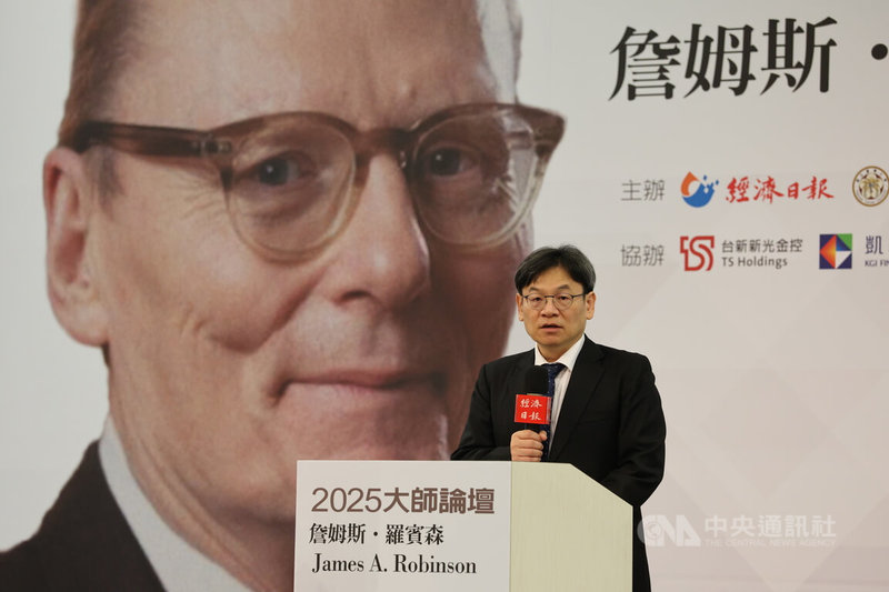 經濟日報與台灣大學共同主辦的「2025大師論壇」16日登場，國發會主委葉俊顯開幕式致詞。中央社記者郭日曉攝　114年12月16日