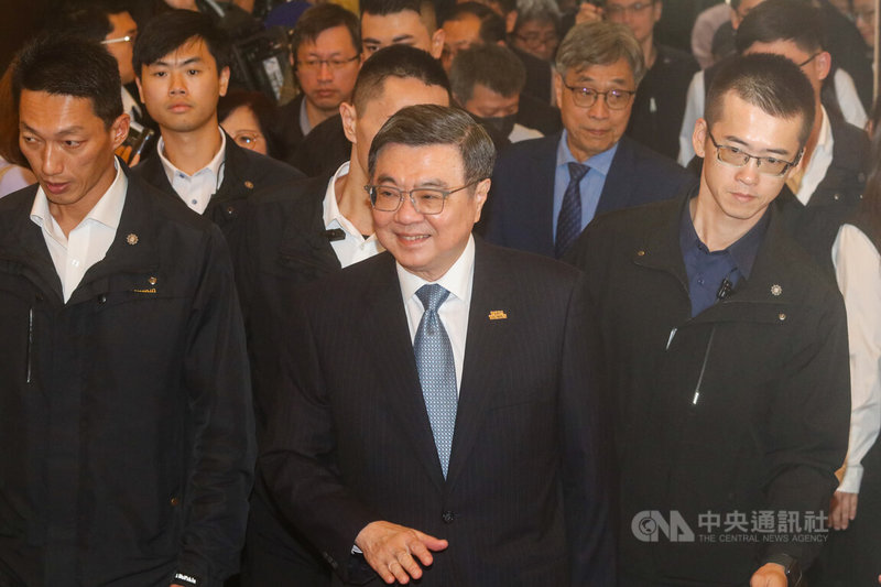 農業部16日舉行「2025國家農業科學獎」頒獎典禮，行政院長卓榮泰（前中）在隨扈護送下步入會場參加典禮。中央社記者王騰毅攝  114年12月16日