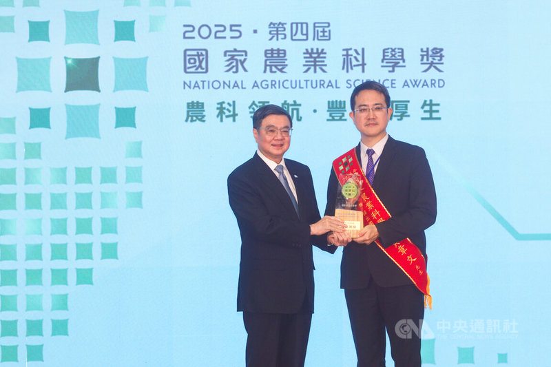 農業部16日舉行「2025國家農業科學獎」頒獎典禮，行政院長卓榮泰（左）出席頒獎給傑出團隊。中央社記者王騰毅攝　114年12月16日