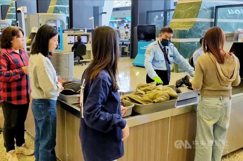 航空警察局16日表示，隨出國賞雪民眾增加，安檢大隊從12月起查獲多起旅客因隨身攜帶防滑釘爪鞋套，而被要求拋棄的情況，提醒釘爪鞋套上有尖銳金屬，因此僅可託運。中央社記者吳睿騏桃園機場攝　114年12月16日