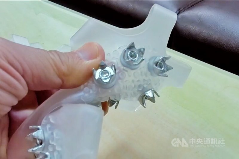 隨季節轉變，近期出國滑雪旅客增加，航空警察局提醒，防滑釘爪鞋套上有尖銳金屬，可能被轉換成攻擊性武器，屬於管制危安物品，須放置於託運行李內，不可手提上機。中央社記者吳睿騏桃園機場攝　114年12月16日