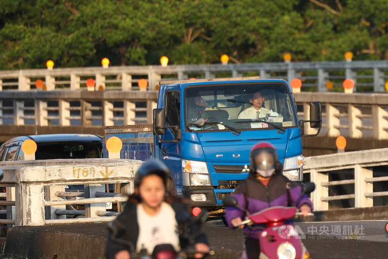 交通部近日預告修正道路交通安全規則,明定新車領牌與後續定期驗車時,前擋風玻璃隔熱紙可見光透過率應為70%以上、前側窗透光率40%以上,預計115年首季上路,已領牌舊車不溯及既往。圖為新北市三重區汽車用路人。中央社記者吳家昇攝 114年12月16日