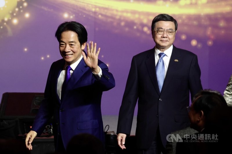 總統賴清德(左)與行政院長卓榮泰(右)16日在台北出席台灣社會福利總盟聯合感恩餐會,總統致詞時以播放影片方式籲請立法院即刻撤回爭議法案。中央社記者王飛華攝 114年12月16日