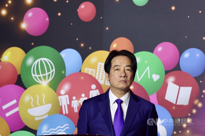 總統賴清德16日在台北出席「2025台灣社會福利總盟聯合感恩餐會」，致詞時以播放影片方式再次籲請立法院即刻撤回傷害國家、違背憲法精神的爭議法案；總統並重申，願意依據憲法增修條文規定，以及憲法法庭所揭示的合憲方式，赴立法院進行國情報告。中央社記者王飛華攝　114年12月16日