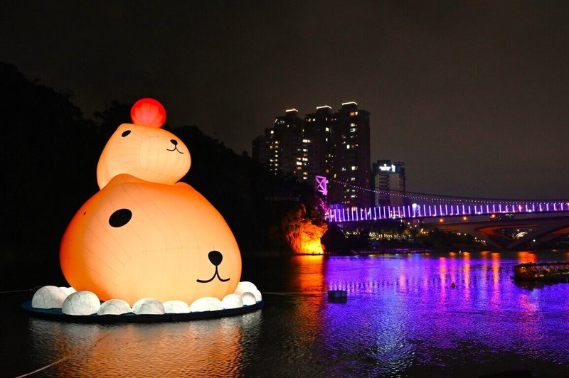 新北市觀光旅遊局表示，新店碧潭「呆在碧潭の水豚君」展期進入倒數，將於28日劃下句點，呼籲民眾把握機會前來感受水豚君的呆萌魅力。（新北觀旅局提供）中央社記者王鴻國傳真　114年12月16日