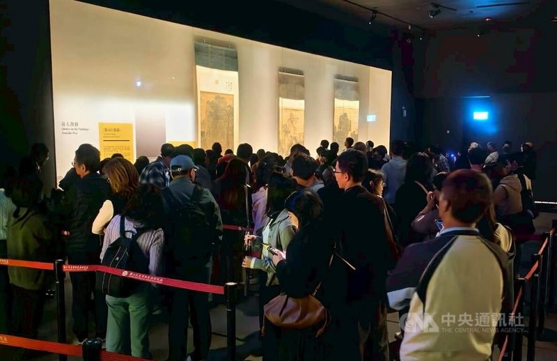 北宋三大巨碑式山水名作范寬「谿山行旅圖」、郭熙「早春圖」、李唐「萬壑松風圖」於故宮南院合體展出從11月11日至12月28日，僅剩10餘天展出時間，故宮南院呼籲民眾把握觀展機會。中央社記者蔡智明攝　114年12月16日