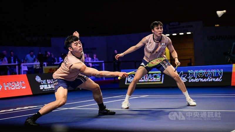 台灣羽球男雙搭檔王齊麟（左）、邱相榤（右）備戰年終賽。（中央社檔案照片）