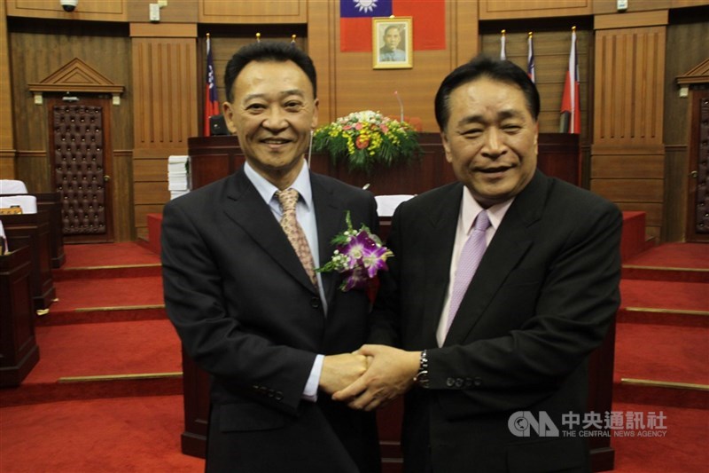 前台中市議長張宏年（左）16日上午在家中逝世，2020年張宏年一家因身體不適就醫，被檢出鉛中毒，揭發盛唐中醫鉛中毒事件。中央社資料照 114年12月16日