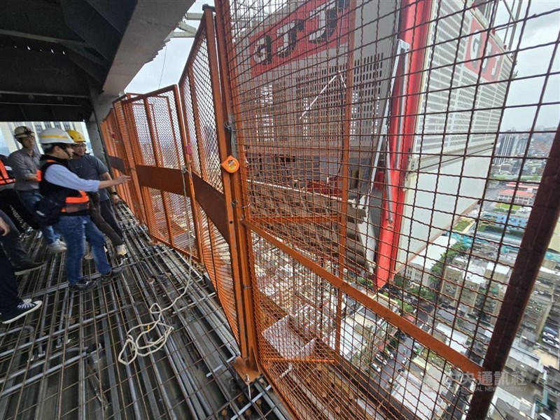 圖為北市仁愛路三段巷弄內工地近日1名66歲女性工人墜 落身亡工地現場照片。（中央社檔案照片）