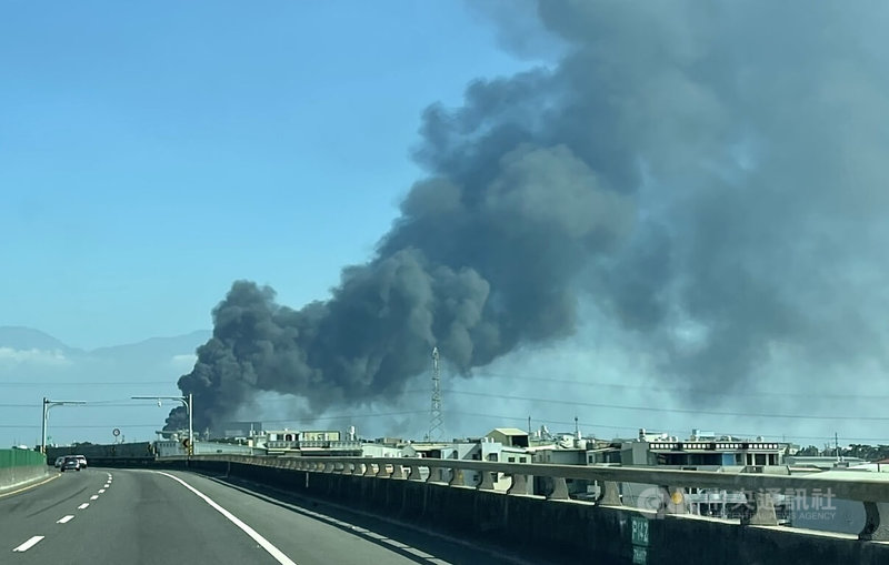 高雄大發工業區一間工廠16日發生火警，黑煙直竄天際，環保局提醒，當前風向偏西北風，污染物向東南方向傳遞，預估受影響區域包括高雄市大寮區及屏東縣新園鄉。中央社記者董俊志攝　114年12月16日