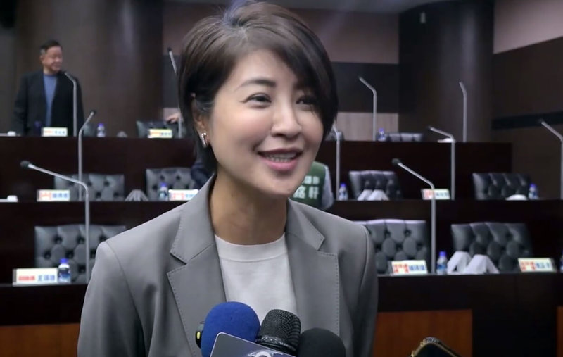 南投縣議會16日召開臨時會,會中通過南投縣政府組織自治條例部分條文修正草案及社政等多項提案一讀,將增副縣長及副秘書長各1人。南投縣長許淑華(前)表示,三讀後副秘書長府內擢升,副縣長暫無人選。(南投縣政府提供)中央社記者鄭維真傳真 114年12月16日