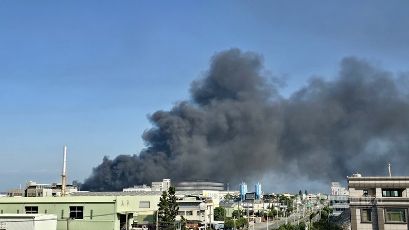 高雄大發工業區一間工廠16日中午發生火警，經查是塑膠製品製造程序加熱爐爆炸，造成粒狀物排放，環保局將依空污法裁處新台幣10萬元至500萬元罰鍰。中央社記者董俊志攝　114年12月16日