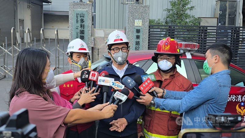 高雄大發工業區一間工廠16日發生火警,經查是塑膠製品製造程序加熱爐爆炸,造成粒狀物排放,市長陳其邁(中)受訪回應救災情形。中央社記者董俊志攝 114年12月16日