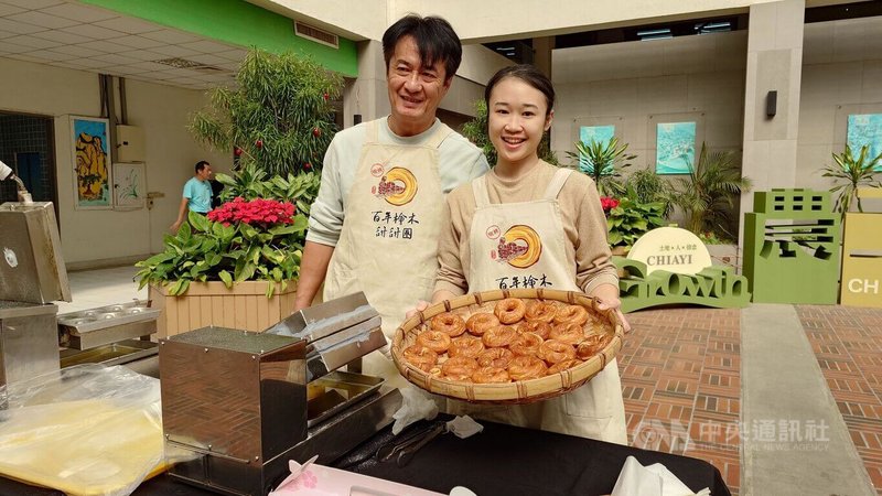 嘉義縣政府16日舉辦2026年阿里山日出印象音樂會記者會,奮起湖知名的甜甜圈店,特地到現場烤甜甜圈招待來賓。中央社記者蔡智明攝 114年12月16日