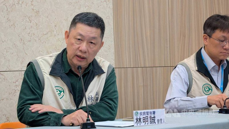 衛福部疾管署發言人林明誠（左）16日表示，預估流感疫情將於12月中回升，增購15萬劑公費疫苗中，13.1萬劑已於昨日配送至全台各縣市，剩餘1.9萬劑預計將於明天配送完畢。中央社記者曾以寧攝 114年12月16日