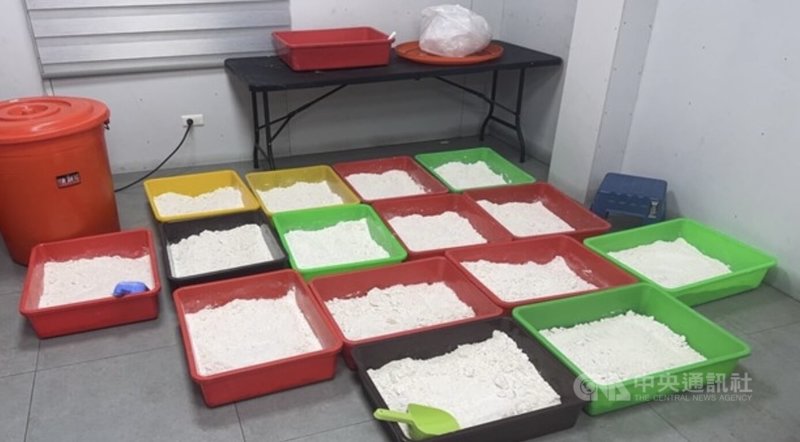 刑事局獲報有製毒集團藏身台南市曾文溪旁偏僻地區，經長期蒐證，順利逮捕為首的32歲謝男和共犯32歲莊男兩嫌，並起獲大批毒品和製毒原料（圖）等證物，正持續追查上游犯嫌。（翻攝照片）中央社記者黃麗芸傳真 114年12月16日