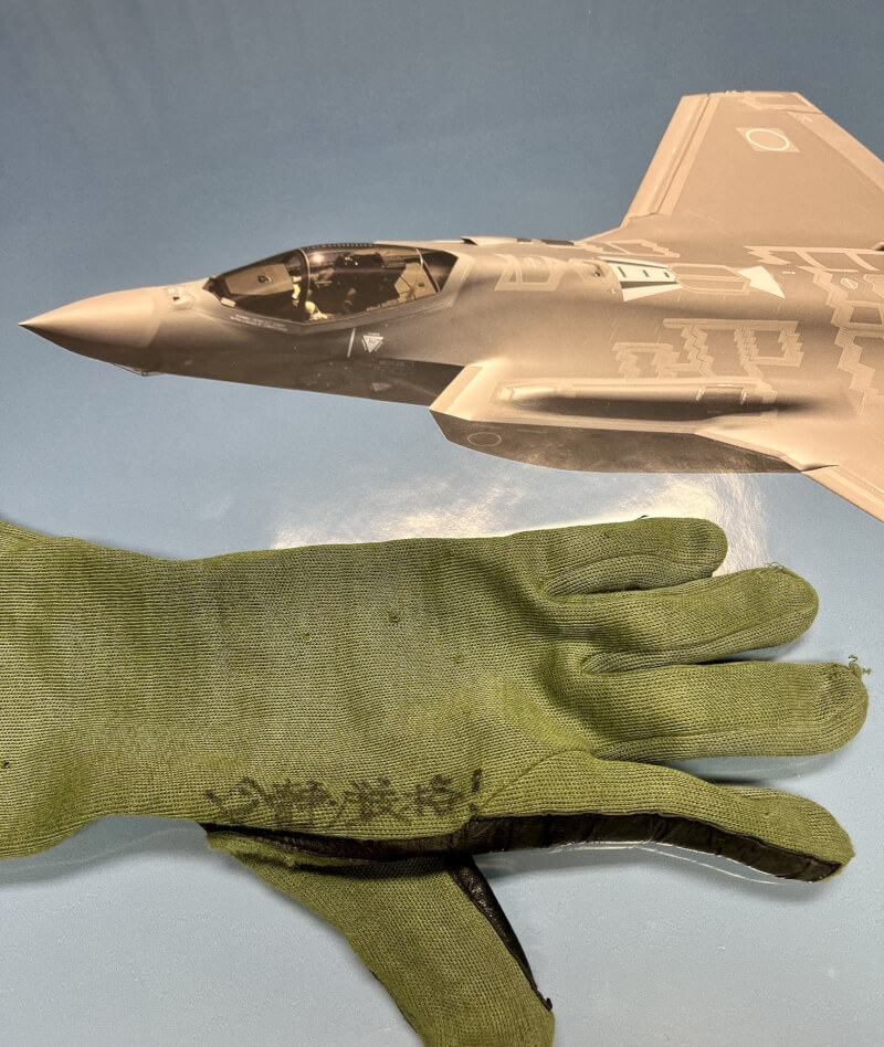 日本防衛大臣小泉進次郎今天在社群媒體X公開曾任F-15戰機飛行員、統合幕僚長內倉浩昭實際配戴過的手套，上面寫著「冷靜嚴格！」（圖取自x.com/shinjirokoiz）