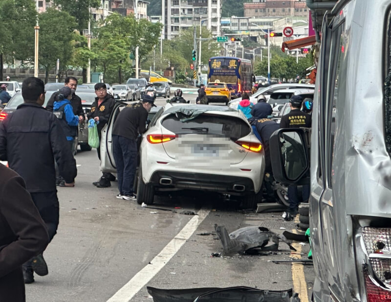 楊姓男子15日上午疑吸毒後開車，經基隆市仁一路連撞汽機車造成1死2傷。（讀者提供）