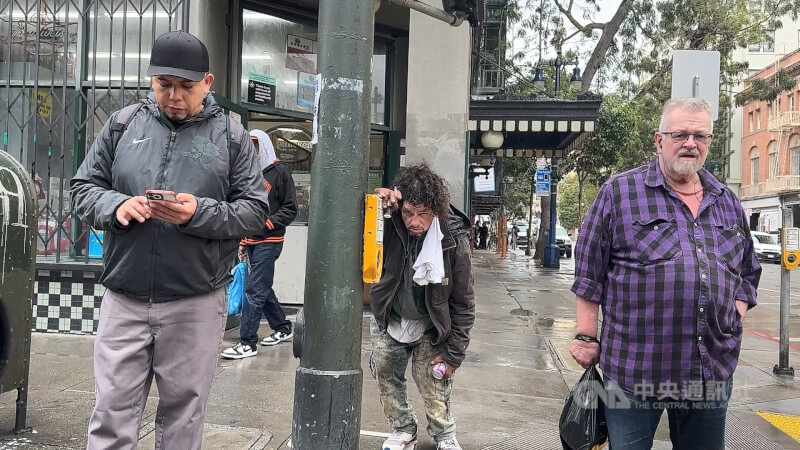 舊金山市區街道上，偶爾會見到像是醉漢的芬太尼成癮者站不穩、或者不自然彎腰的姿勢，是芬太尼危機的具象化。中央社記者張欣瑜舊金山攝 114年6月20日