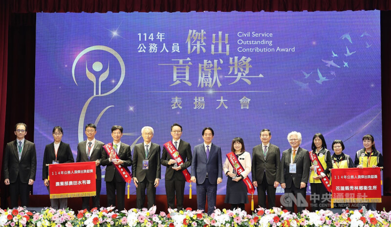 總統賴清德（中）16日出席114年公務人員傑出貢獻獎表揚大會，恭喜所有得獎者，並向在背後默默支持的家人致上最高敬意。中央社記者郭日曉攝　114年12月16日