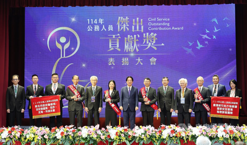 114年公務人員傑出貢獻獎表揚大會16日下午舉行，今年選出6組個人、6組團體獲獎，總統賴清德（中）一一介紹得獎者，並表示公務人員是國家運作基石。中央社記者郭日曉攝　114年12月16日