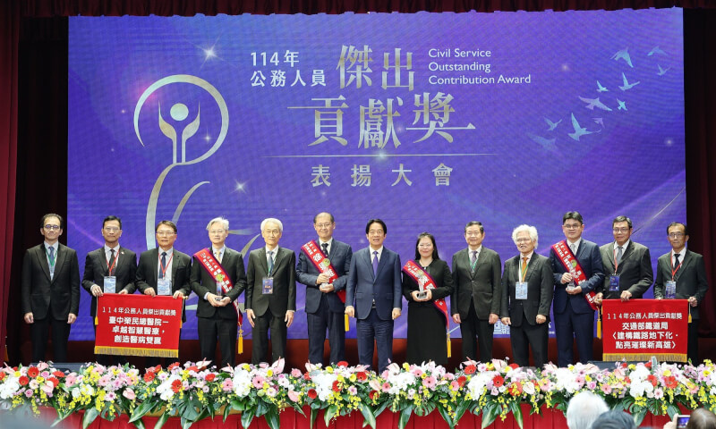 考試院16日舉行「114年公務人員傑出貢獻獎表揚大會」，總統賴清德（中）出席頒獎，與獲獎6組個人、6組團體合影。中央社記者郭日曉攝　114年12月16日