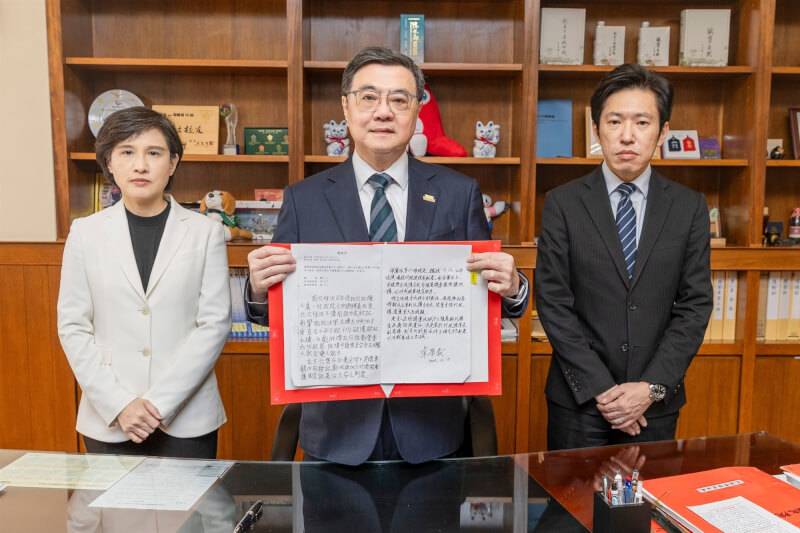 立法院日前三讀通過藍白兩黨委員修正通過的財劃法並咨請總統公布，行政院長卓榮泰（中）15日宣布不予副署，並展示在總統令簽上加註的說明。（圖取自facebook.com/JungTaiCho）