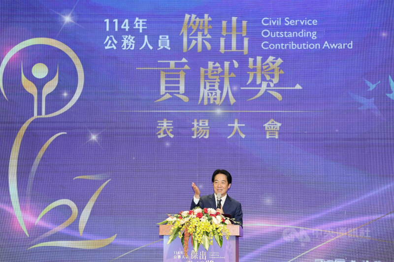 總統賴清德16日出席「114年公務人員傑出貢獻獎表揚大會」致詞表示，自2016年起推動年金改革，從來不是否定任何人貢獻，而是出於讓制度永續、世代都領得到的核心目標，確保財政永續。中央社記者郭日曉攝　114年12月16日