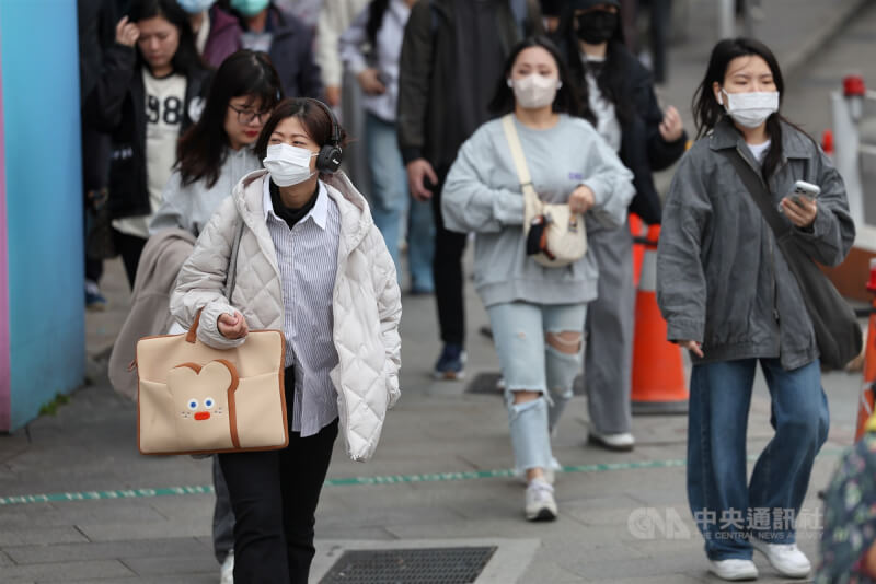 圖為台北西門町民眾穿外套禦寒。（中央社檔案照片）