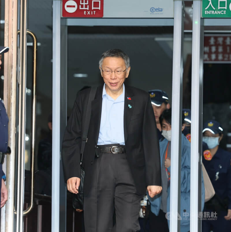 台北地方法院審理京華城及柯文哲政治獻金案，16日繼續言詞辯論程序，中午休息時間，前台北市長柯文哲（中）離開法院。中央社記者謝佳璋攝  114年12月16日