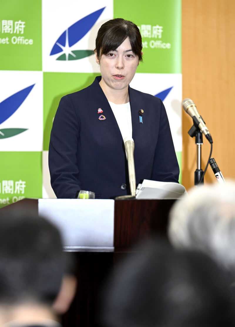 日本政府計劃明年起強制要求不動產所有權移轉登記等申報手續填寫國籍。經濟安全保障擔當大臣小野田紀美（後）表示，為消除國民對外國人取得不動產的疑慮，將與相關部會合作持續研議如何適當對外公布政府掌握的資訊。（共同社）