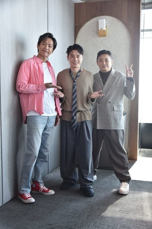 演員邱志宇（中）賣光股票與基金，發行單曲「曇花」，一圓心底深藏多年的音樂夢，16日宣傳記者會邀請好友黃鐙輝（左）、左光平（右）擔任來賓。（邱志宇提供）中央社記者洪素津傳真　114年12月16日