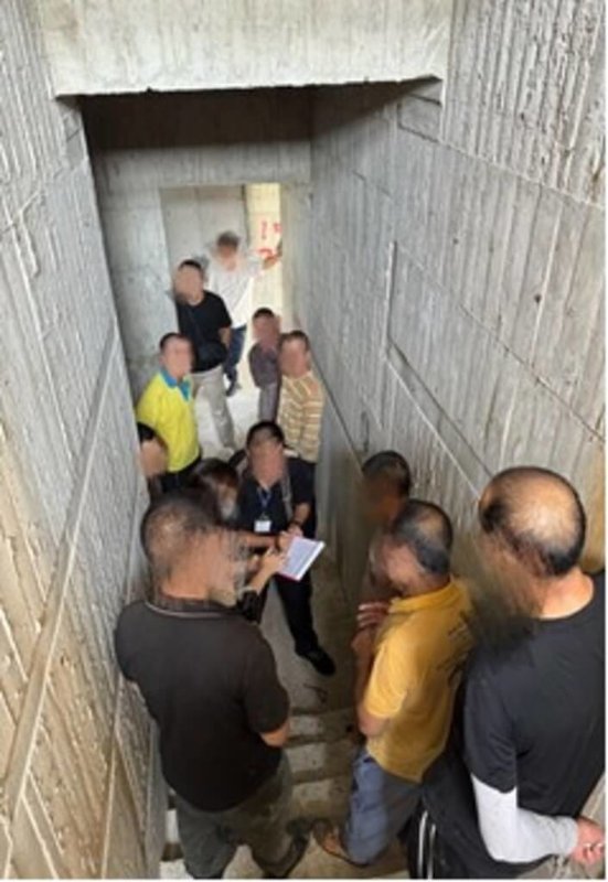 台籍張姓女子涉雇用以小三通觀光、探親等名義入境金門的陸客非法打工，遭移民署與相關單位查獲。圖為陸客非法從事攪拌水泥及粉刷牆面等泥作工作。（移民署南區事務大隊金門專勤隊提供）中央社記者吳玟嶸傳真　114年12月16日