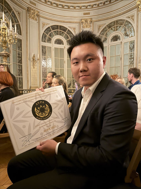 聚鑫製茶廠執行長謝忠霖日前帶著生產的「華崗雪源頭」茶葉，參加法國茶葉國際大賽，因烏龍茶的風味獨特，獲主辦單位頒發「特別獎」。（謝忠霖提供）中央社記者趙麗妍傳真 114年12月16日