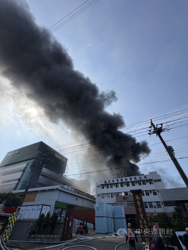 高雄市政府消防局16日中午獲報，指大發工業區華東路一間塑膠工廠發生火警，隨即出動人車前往布線灌救，現場黑煙竄天。中央社記者董俊志攝　114年12月16日