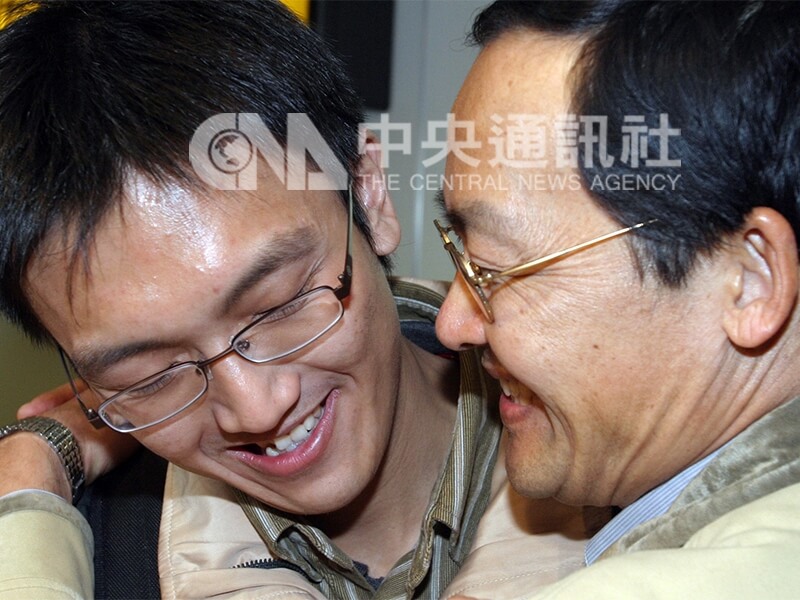 參加反WTO會議示威遭到香港法庭起訴的台灣大學學生李建誠(左),2006年1月11日獲撤銷起訴,隔日下午回到台北,感謝各界的協助,並與父親緊緊相擁。中央社記者劉得倉攝 95年1月12日