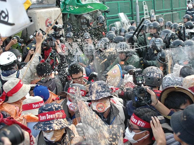 數十名南韓農民遊行至香港灣仔會議展覽中心,多次衝擊警方防線,雙方激烈推撞,警方和消防員使用胡椒噴劑射向示威者。中央社記者盧健輝攝 94年12月17日