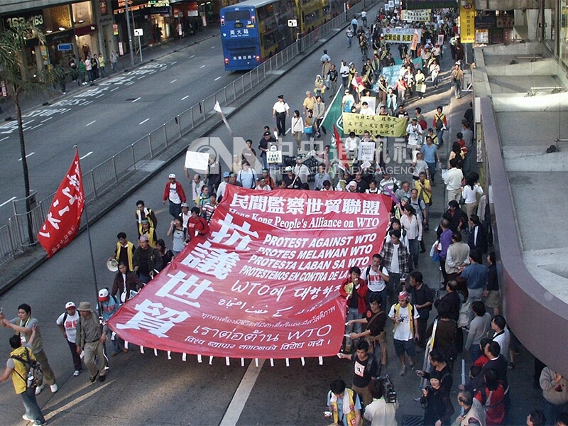 香港民間監察世貿聯盟發起「抗議世貿官商勾結」大遊行,約有4500名香港本地及海外示威者參加,以反對在香港召開的世界貿易組織第六屆部長會議。中央社記者王曼娜攝 94年12月11日
