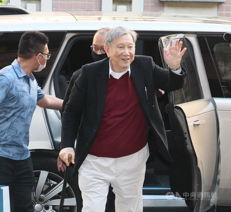 台北地方法院審理京華城及柯文哲政治獻金案,16日繼續言詞辯論程序,威京集團主席沈慶京(前)上午搭車抵達法院,微笑向支持者揮手致意。中央社記者謝佳璋攝 114年12月16日