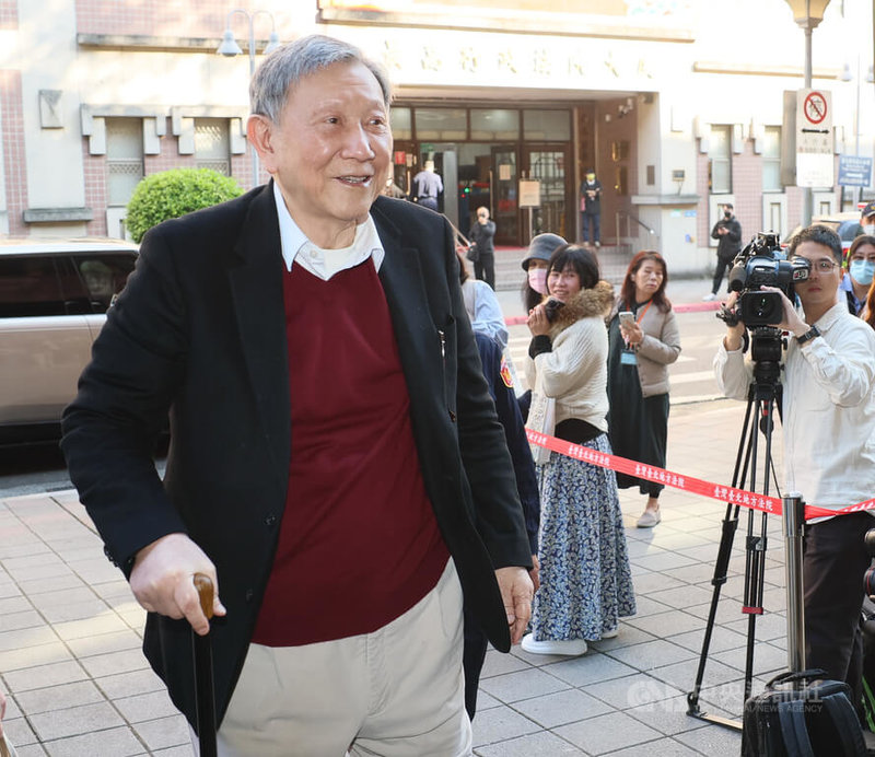 台北地方法院審理京華城及柯文哲政治獻金案,16日繼續言詞辯論程序,威京集團主席沈慶京(左)拄著拐杖微笑步入法院。中央社記者謝佳璋攝 114年12月16日