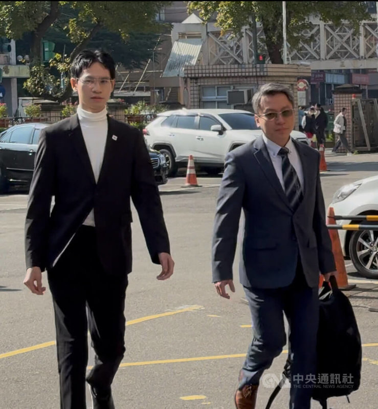 網紅Andy與前女友家寧頻道帳務等糾紛延燒，新北地方法院16日召開調解庭，Andy（左）與律師現身。中央社記者曹亞沿攝 114年12月16日