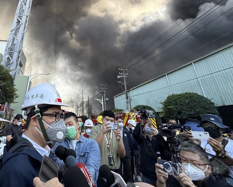 高雄大發工業區一間工廠16日發生火警,黑煙狂竄,市長陳其邁(前左)下午赴現場了解關心,並接受媒體聯訪。中央社記者董俊志攝 114年12月16日