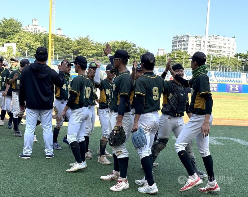 新北U18棒球賽新竹市隊16日與宜蘭縣隊交手，張邵軍左外野美技守備，幫助球隊守下可能失分，新竹市以3比1搶勝，晉級複賽。圖為賽後球員擊掌畫面。中央社記者謝靜雯攝 114年12月16日