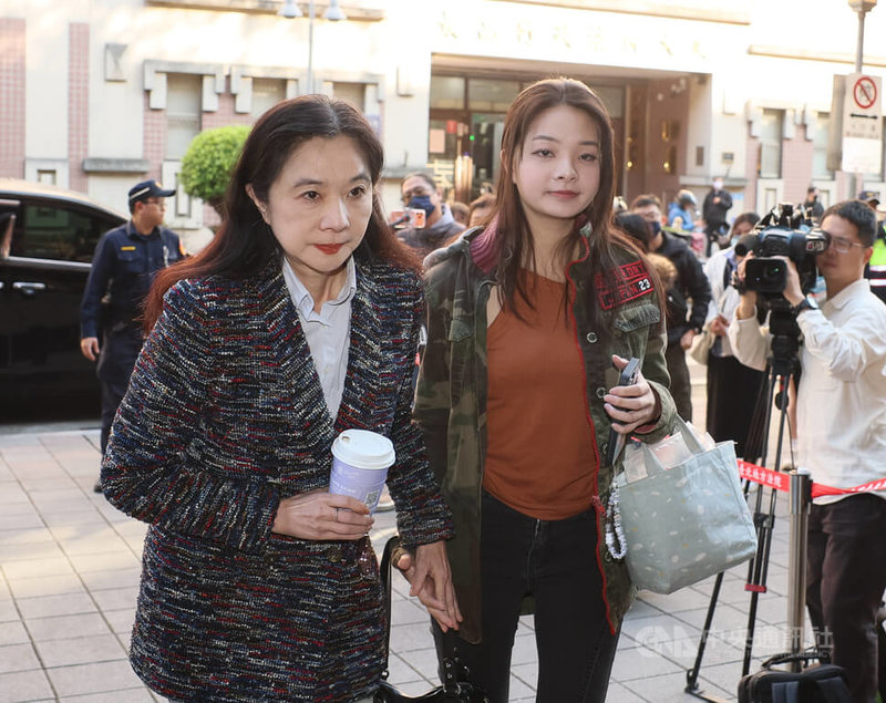 台北地方法院審理京華城及柯文哲政治獻金案,16日繼續言詞辯論程序,國民黨台北市議員應曉薇(左)出庭準備步入法院。中央社記者謝佳璋攝 114年12月16日