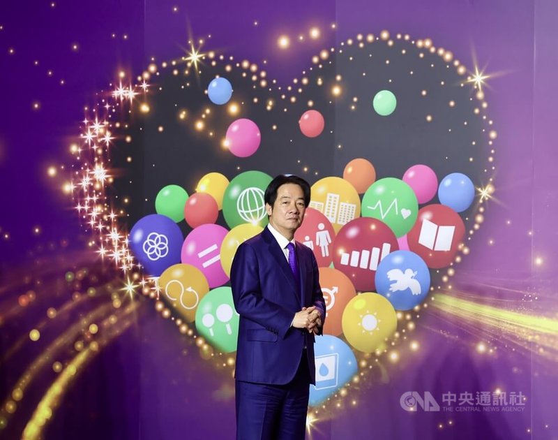 總統賴清德16日在台北出席台灣社會福利總盟聯合感恩餐會,表達對社福團體的支持,也祝福大家聖誕佳節快樂,新的一年平安、順利、健康,家庭美滿幸福。中央社記者王飛華攝 114年12月16日