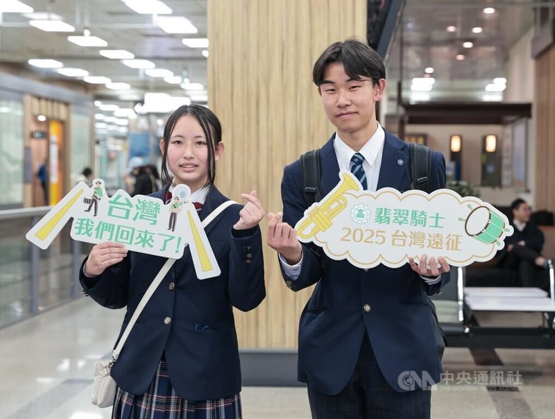 日本東京農業大學第二高等學校吹奏樂部部長須藤（右）、副部長坪倉（左）17日晚間代表受訪，並透露此次同學們都很期待來到台灣，想品嘗小籠包。中央社記者王寶兒攝　114年12月17日