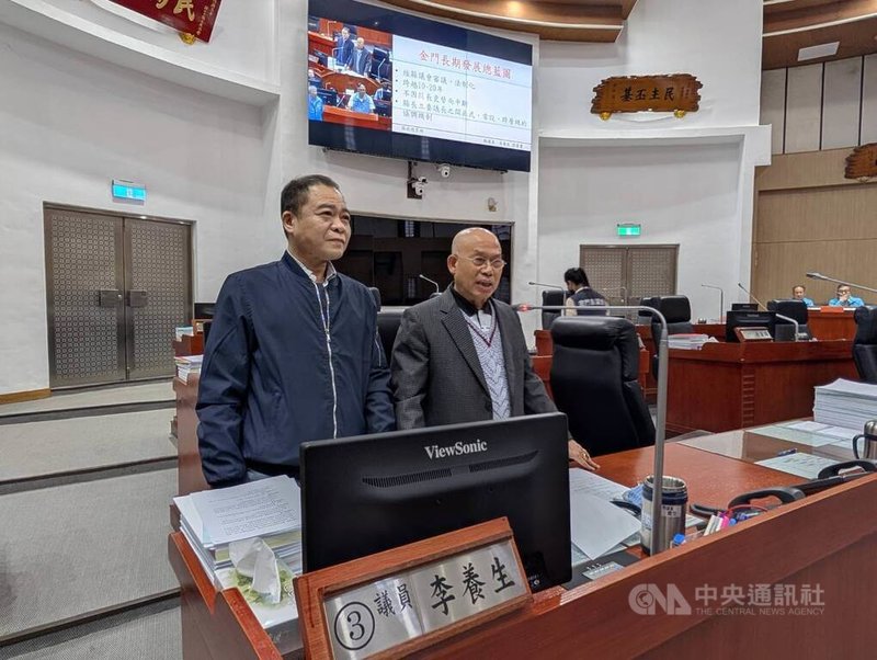 無黨籍金門縣議員李養生（前右）、張雲量（左）17日聯合質詢副縣長李文良關於縣政發展議題，呼籲縣府提出長期發展總藍圖等。中央社記者吳玟嶸攝　114年12月17日