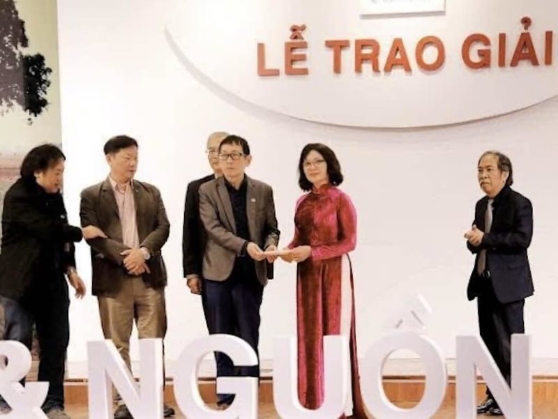 台文筆會於越南作家協會第3屆「浪左」詩歌頒獎典禮領獎時宣布，將4000萬越南盾獎金全數捐出，並由近日中越暴雨受災戶代表接收，獲得現場觀眾滿堂喝采。（蔣為文提供）中央社記者曾婷瑄河內傳真　114年12月17日